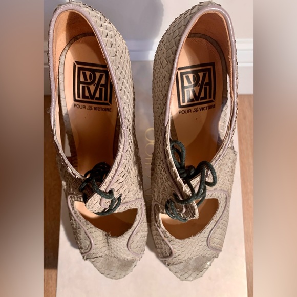 Pour La Victoire gray snakeskin embossed open toe stiletto - Picture 16 of 16